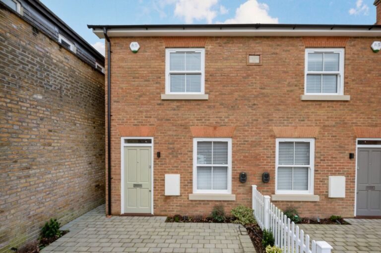 1 Rosebriar Cottages01 weybridge